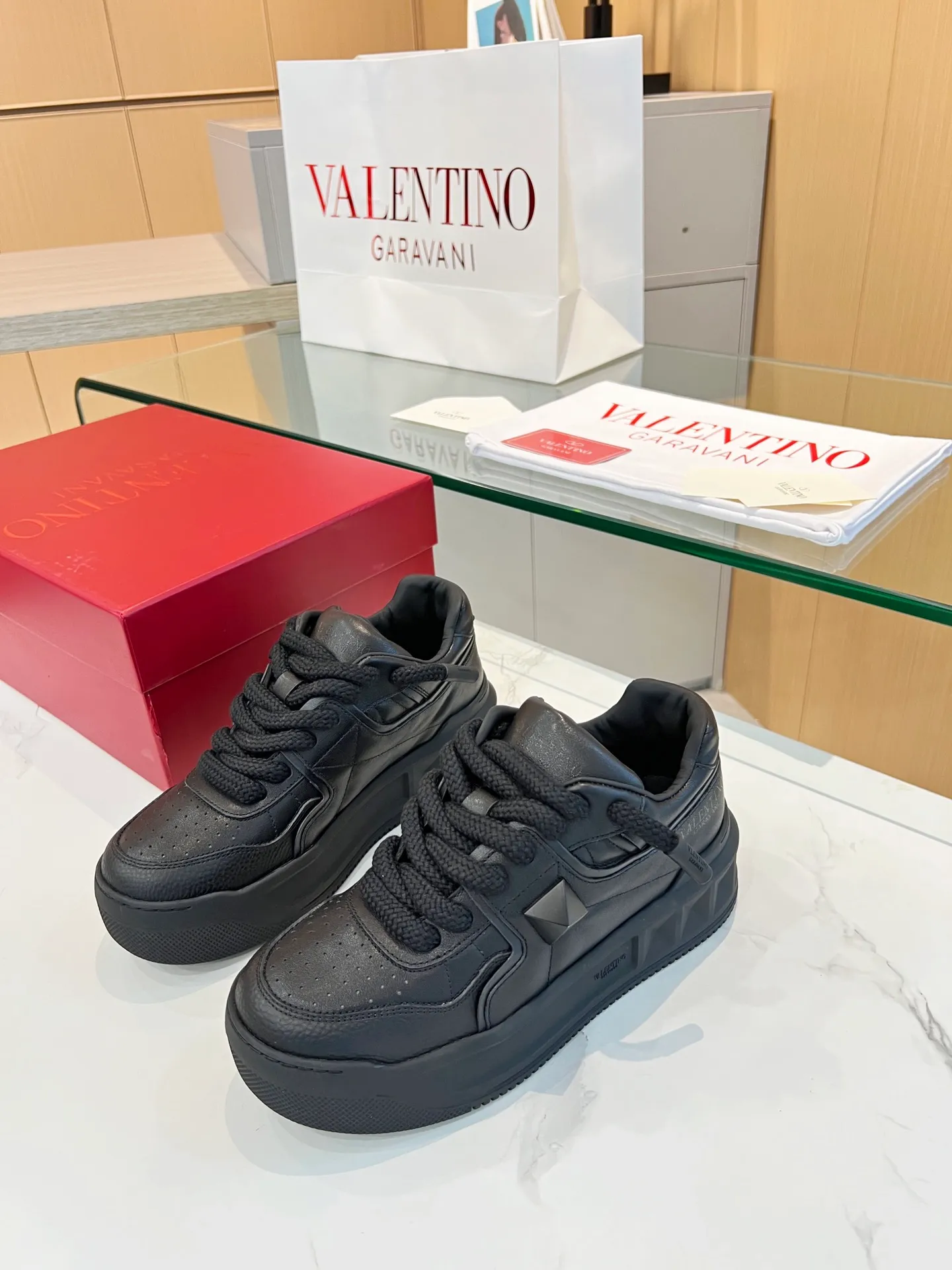 👟👟Ex-factory price 640👟👟 𝑽𝒂𝒍𝒆𝒏𝒕𝒊𝒏𝒐Valentino 𝑶𝒏𝒆𝑺𝒕𝒖𝒅 Couple sneaker series Valentino 2023 new couple sneakers are on sale. The original Z👟👟 was purchased and dismantled at the ex-factory price. Repeated pattern making and modifications. We strive to restore it one to one! Top luxury masterpiece. Signature rivet design. Soft and comfortable genuine sheepskin brings excellent and elegant texture and excellent on-foot comfort. Top purchasing version upper: imported calfskin surface/original oil edge craftsmanship. Lining: water-dyed cowhide lining. Outsole: original development 𝐓𝐏𝐔 two-color combination outsole. Packaging: original configuration complete package. Code number: 34-𝟒𝟓